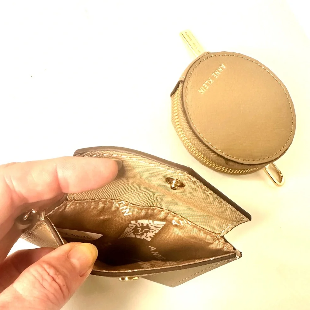 ANNE KLEIN 2 Piece Set Round Coin Purse & Card Holder in Tan With Gold Accents